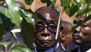 Mugabe a versé les larmes avant de signer sa lettre [Reuters]
