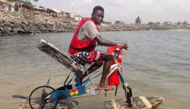 Le Ghana offre une bourse à l’inventeur du vélo aquatique
