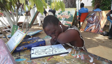Adama Traoré, peintre né sans bras mais pas sans talent