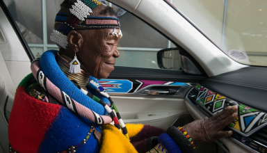 À 82 ans, la Sud-Africaine Esther Mahlangu décore des voitures de BMW
