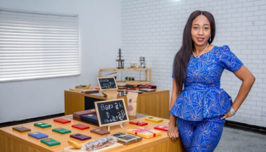 Diplômée de biochimie en Écosse, elle devient maître chocolatière au Nigeria