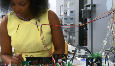 Sandrine Mubenga, la Congolaise inventrice de la voiture hybride
