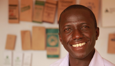 Andrew Mupuya [27 ans] produit 30 000 sacs en papier par semaine