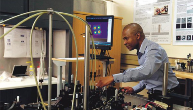 Le Sud-Africain Sandile Ngcobo crée le premier laser numérique au monde